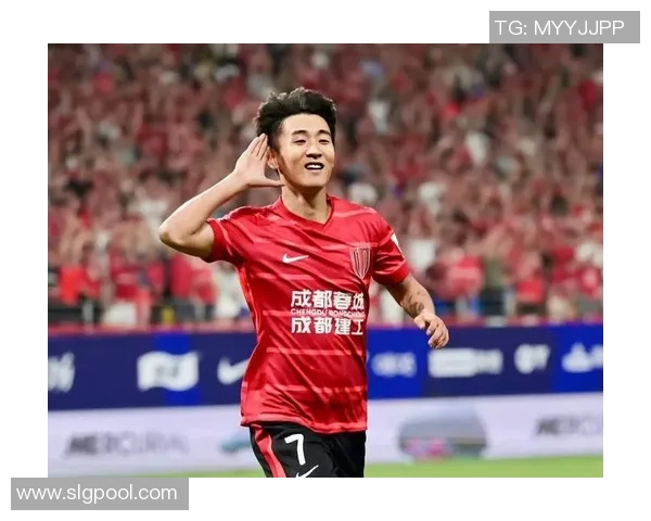 最新足球明星闪耀成都球场引发球迷热潮盛况空前